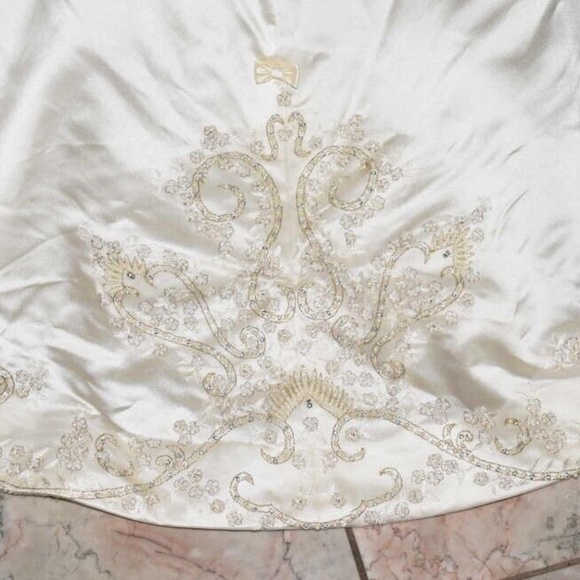 Reem Acra Rich Wedding Dress Size 10 in Ivory - Style Name is Rich - Sample - Picture 10 of 13